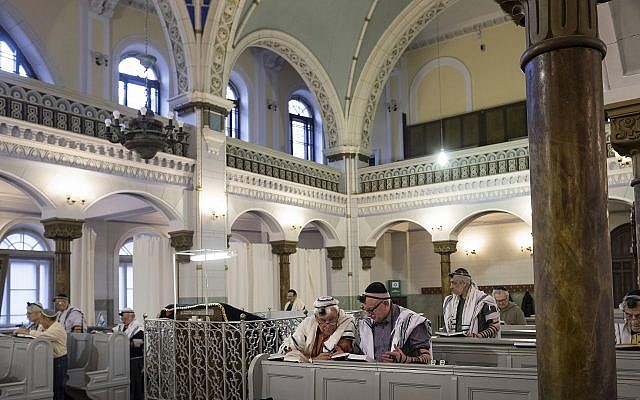 Un office du matin à la synagogue de Vilnius, le 4 novembre 2018. (Crédit : AP/Mindaugas Kulbis) Un office du matin à la synagogue de Vilnius, le 4 novembre 2018. (Crédit : AP/Mindaugas Kulbis)