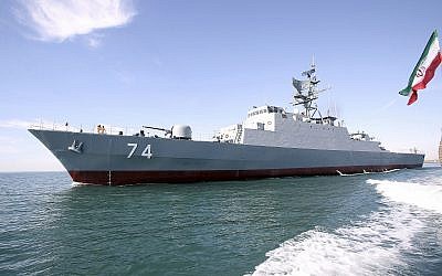 Le nouveau destroyer iranien Sahand navigue dans les eaux du golfe Persique à Bandar Abbas, en Iran, le 1er décembre 2018. (Crédit : Armée iranienne via AP)