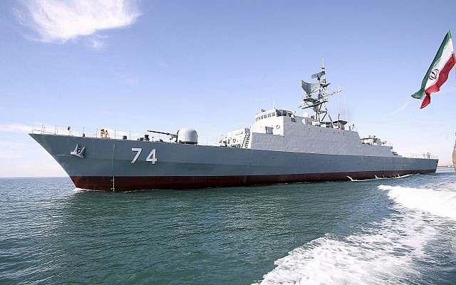 Le nouveau destroyer iranien Sahand navigue dans les eaux du golfe Persique à Bandar Abbas, en Iran, le 1er décembre 2018. (Crédit : Armée iranienne via AP) Le nouveau destroyer iranien Sahand navigue dans les eaux du golfe Persique à Bandar Abbas, en Iran, le 1er décembre 2018. (Crédit : Armée iranienne via AP)