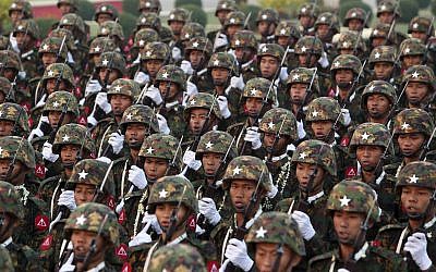 Des militaires de l'armée du Myanmar défilent lors de célébrations à Naypyitaw, au Myanmar, le 27 mars 2019. (Crédit : AP Photo/Aung Shine Oo)