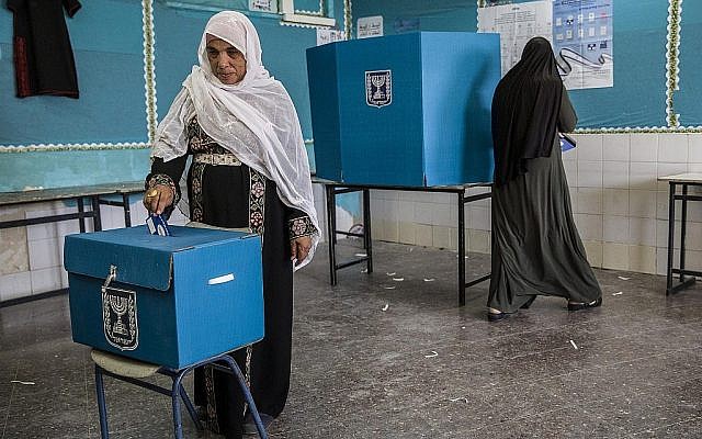 Une Israélienne vote lors d'élections dans la ville à prédominance bédouine de Rahat, le 9 avril 2019. (AP/Tsafrir Abayov)