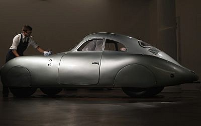 Une Porsche Type 64 de 1939, la plus ancienne voiture de la marque, et véhicule personnel du constructeur allemand Ferdinand Porsche exposée pour une revue de presse à la maison d'enchères Sotheby à Londres, le 21 mai 2019. (Crédit : Alastair Grant/AP)