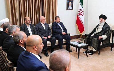 Le guide suprême iranien Ayatollah Ali Khamenei rencontre une délégation du Hamas, à Téhéran le 22 juillet 2019. (Crédit : Bureau du guide suprême iranien via AP) Le guide suprême iranien Ayatollah Ali Khamenei rencontre une délégation du Hamas, à Téhéran le 22 juillet 2019. (Crédit : Bureau du guide suprême iranien via AP)