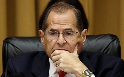 Le président de la commission judiciaire de la Chambre Jerrold Nadler lors du témoignage de l'ancien conseiller spécial Robert Mueller dans le dossier des interventions russes au cours des élections américaines, au Capitole, à Washington, le 24 juillet 2019 (Crédit : AP Photo/Alex Brandon) Le président de la commission judiciaire de la Chambre Jerrold Nadler lors du témoignage de l'ancien conseiller spécial Robert Mueller dans le dossier des interventions russes au cours des élections américaines, au Capitole, à Washington, le 24 juillet 2019 (Crédit : AP Photo/Alex Brandon)