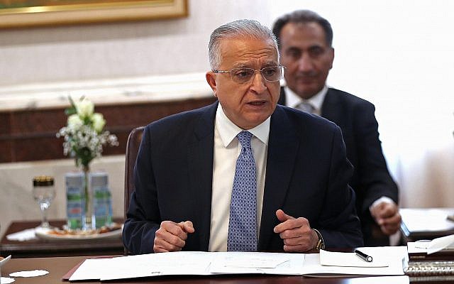 Le ministre irakien des Affaires étrangères, Mohamed Alhakim, assiste à une réunion avec ses homologues égyptien et jordanien au ministère des Affaires étrangères à Bagdad, en Irak, le 4 août 2019. (Crédit : AP / Hadi Mizban)