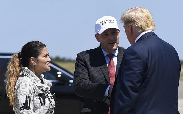 Le président Donald Trump, à droite, salue le représentant de New York Républicain Lee Zeldin, au centre, et son épouse Diana Zeldin, à gauche, après leur arrivée à l'aéroport Francis S. Gabreski à Westhampton Beach, New York, le 9 août 2019 (Crédit : AP Photo/Susan Walsh) Le président Donald Trump, à droite, salue le représentant de New York Républicain Lee Zeldin, au centre, et son épouse Diana Zeldin, à gauche, après leur arrivée à l'aéroport Francis S. Gabreski à Westhampton Beach, New York, le 9 août 2019 (Crédit : AP Photo/Susan Walsh)