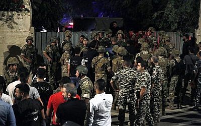 Les forces de sécurité libanaises près du site du crash d'un drone israélien présumé dans un bastion du Hezbollah libanais, dans la banlieue sud de Beyrouth au Liban, le 25 août 2019. (Crédit : AP/Bilal Hussein) Les forces de sécurité libanaises près du site du crash d'un drone israélien présumé dans un bastion du Hezbollah libanais, dans la banlieue sud de Beyrouth au Liban, le 25 août 2019. (Crédit : AP/Bilal Hussein)