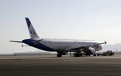 Photo d'illustration : Un avion d'Ural Airlines sur le tarmac de l'aéroport de Sharm el-Sheikh, dans le sud du Sinaï, le 9 novembre 2015 (Crédit :  AP Photo/Thomas Hartwell)