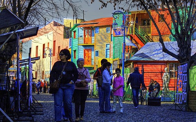 Une scène de rue du quartier La Boca de Buenos Aires, Argentine. (Wikipedia/Luis Argerich/CC BY) Une scène de rue du quartier La Boca de Buenos Aires, Argentine. (Wikipedia/Luis Argerich/CC BY)