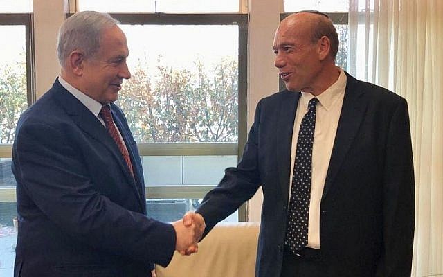 Matanyahu Englman (à droite) serre la main du Premier ministre Benjamin Netanyahu au cabinet de ce dernier peu après sa nomination au poste de contrôleur de l'État, le 3 juin 2019. (Crédit : Cabinet du Premier ministre/Twitter)