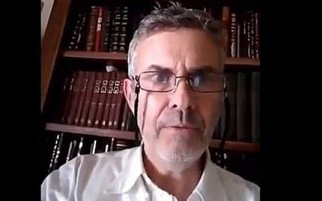 Yisrael Meir Kin affirme n'avoir pas accordé le guett à sa femme malgré les pressions du rabbinat d'Israël, qui ont reporté l'enterrement de sa mère pour qu'il cède. (Crédit : capture d'écran Twitter)