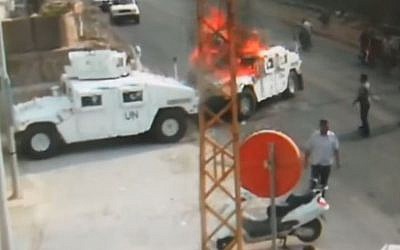 Des membres du Hezbollah incendient un véhicule de la FINUL en 2018, au sud du LIban. La vidéo de l'incident a été diffusée le 28 août 2019. (Crédit : capture d'écran YouTube) Des membres du Hezbollah incendient un véhicule de la FINUL en 2018, au sud du LIban. La vidéo de l'incident a été diffusée le 28 août 2019. (Crédit : capture d'écran YouTube)