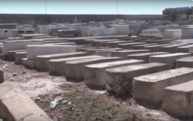 Le cimetière juif d'El Jadida, en 2012, avant sa rénovation. (Crédits photo : Capture d’écran YouTube / Jacques Soussan)