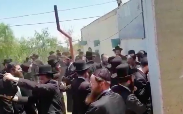 Capture d'écran d'une vidéo prise sur le lieu des échauffourées à Arad. (Crédit : Twitter)