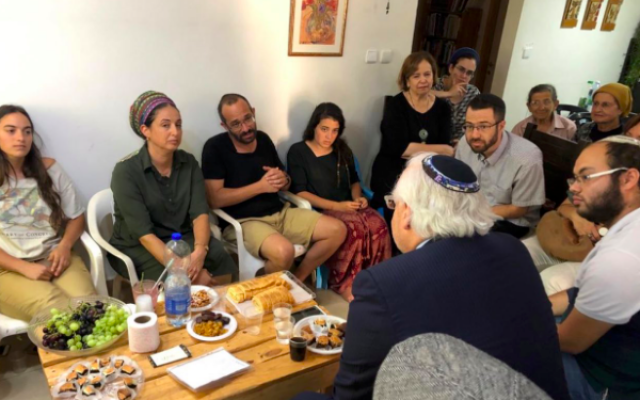 Capture d'écran d'une photo de l'ambassadeur américain en Israël David Friedman auprès de la famille du jeune Dvir Sorek qui a été assassiné la semaine dernière par des terroristes palestiniens en Cisjordanie. (Crédit : Twitter) Capture d'écran d'une photo de l'ambassadeur américain en Israël David Friedman auprès de la famille du jeune Dvir Sorek qui a été assassiné la semaine dernière par des terroristes palestiniens en Cisjordanie. (Crédit : Twitter)