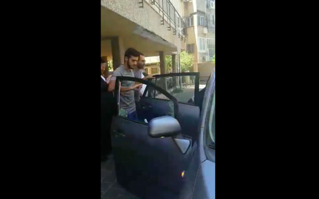 Capture d'écran d'une vidéo qui montre la libération du bébé laissé dans une voiture en pleine chaleur. (Capture d'écran : Twitter)