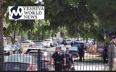 La police intervient après qu'un homme a tiré sur un bâtiment juif avec une carabine à air comprimé, en Californie. (Crédit : capture vidéo / Yeshiva World News)
