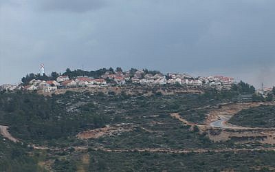 Vue sur l'implantation de Dolev. (Crédit : Michaeli/Wikimedia/CC BY-SA 3.0)