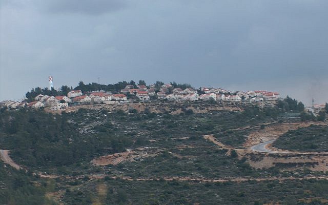 Vue sur l'implantation de Dolev. (Crédit : Michaeli/Wikimedia/CC BY-SA 3.0)