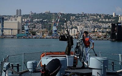 A titre d'illustration. Un membre d'équipage du patrouilleur Dvora prépare le navire dans le port de Haïfa, le 19 avril 2018. (Judah Ari Gross/Times of Israel)