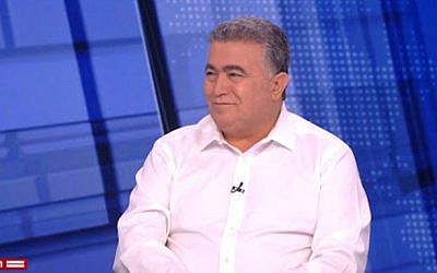 Amir Peretz, chef du Parti travailliste, explique à la Douzième chaîne pourquoi il  a rasé sa moustache vieille de 47 ans, le 25 août 2019 (Crédit : Twitter / Douzième chaîne)