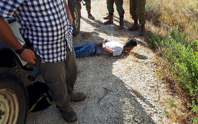 Un suspect palestinien arrêté en possession d'un couteau en Cisjordanie, le 25 août 2019 (Crédit : Sauveteurs sans frontières) Un suspect palestinien arrêté en possession d'un couteau en Cisjordanie, le 25 août 2019 (Crédit : Sauveteurs sans frontières)