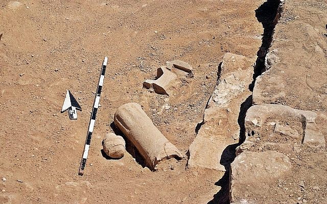 L'autel gravé datant de la fin du 9e siècle ou du début du 8e avant l'ère commune, retrouvé dans un sanctuaire moabite sur le site de Khirbat Atarus, dans le centre de la Jordanie, en 2010. (Autorisation : Adam Bean) L'autel gravé datant de la fin du 9e siècle ou du début du 8e avant l'ère commune, retrouvé dans un sanctuaire moabite sur le site de Khirbat Atarus, dans le centre de la Jordanie, en 2010. (Autorisation : Adam Bean)