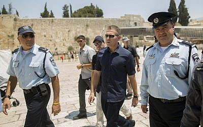 Le ministre de la Sécurité intérieur Gilad Erdan au mur Occidental, à Jérusalem, le 31 juillet 2019. (Crédit : Yonatan Sindel/Flash90)