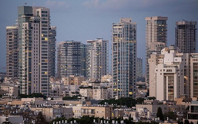 Des immeubles d'appartements de luxe dans le quartier de Park Tzameret à Tel Aviv, le 24 août 2015. (Crédit : Miriam Alster/Flash90) Des immeubles d'appartements de luxe dans le quartier de Park Tzameret à Tel Aviv, le 24 août 2015. (Crédit : Miriam Alster/Flash90)