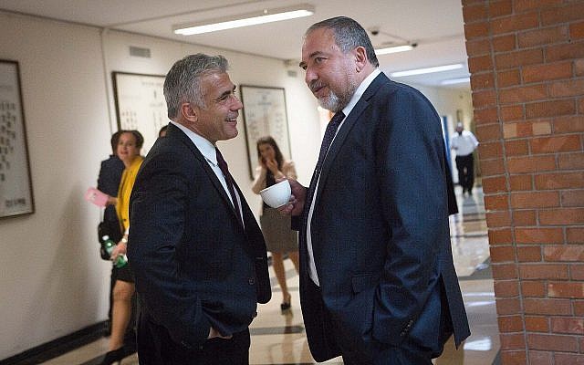Le chef du parti Yisrael Beytenu Avigdor Liberman avec le chef de Yesh Atid Yair Lapid à la Knesset le 16 novembre 2015. (Crédit : Miriam Alster/ Flash90) Le chef du parti Yisrael Beytenu Avigdor Liberman avec le chef de Yesh Atid Yair Lapid à la Knesset le 16 novembre 2015. (Crédit : Miriam Alster/ Flash90)