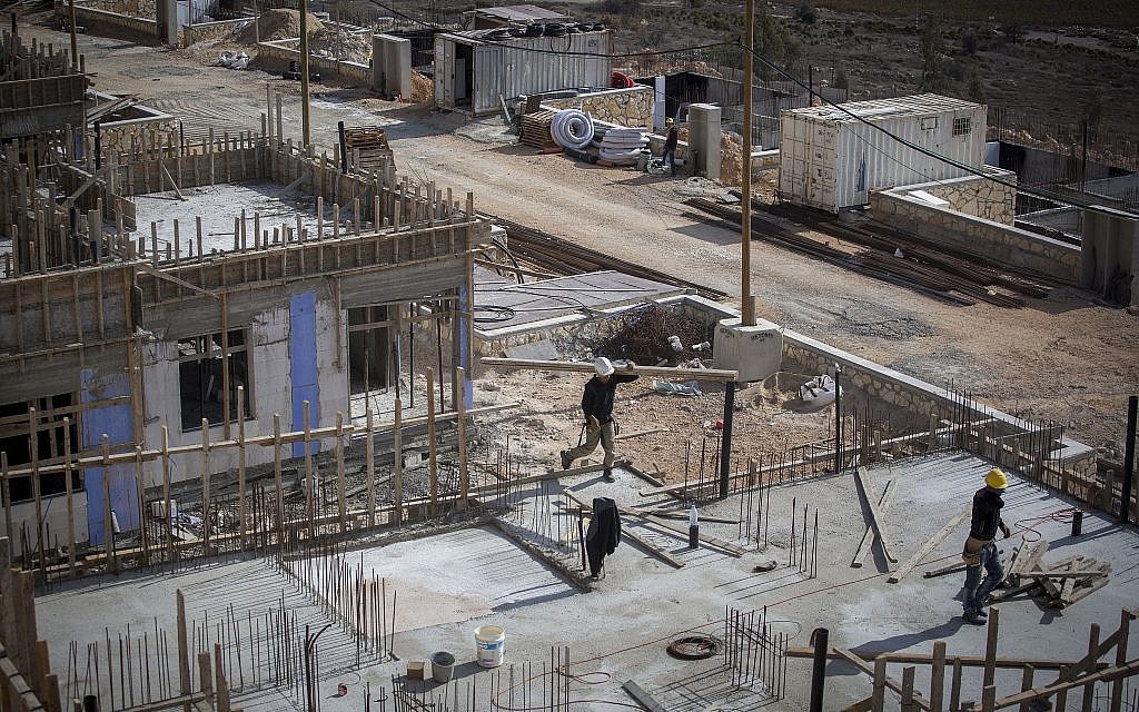 Construction de nouvelles maisons dans l'implantation israélienne de Shiloh. Le 17 novembre 2016. (Miriam Alster/Flash90)