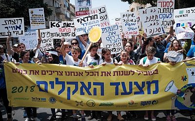 Des Israéliens prennent part à une manifestation exigeant une action contre le changement climatique, Tel Aviv, le 27 avril 2018. (Tomer Neuberg/Flash90)