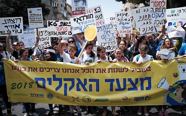 Des Israéliens prennent part à une manifestation exigeant une action contre le changement climatique, Tel Aviv, le 27 avril 2018. (Tomer Neuberg/Flash90) Des Israéliens prennent part à une manifestation exigeant une action contre le changement climatique, Tel Aviv, le 27 avril 2018. (Tomer Neuberg/Flash90)