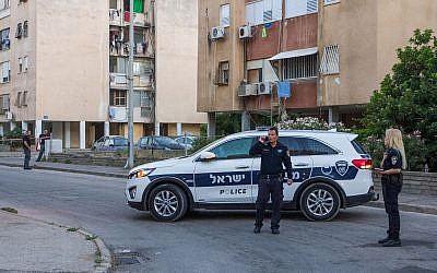 A titre d'illustration : Un véhicule de police sur une scène de crime présumée à Haïfa, le 10 juin 2018. (Meir Vaknin/Flash90)