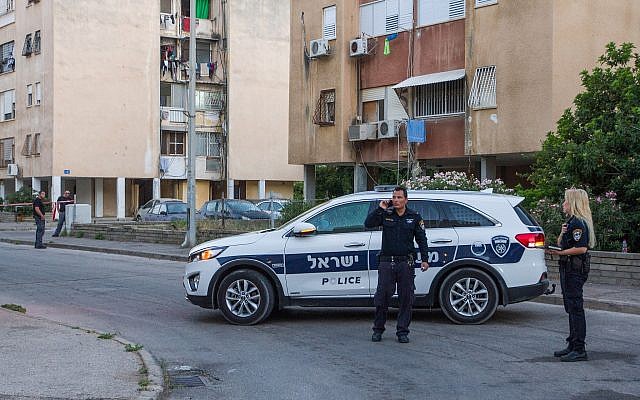 A titre d'illustration : Un véhicule de police sur une scène de crime présumée à Haïfa, le 10 juin 2018. (Meir Vaknin/Flash90)