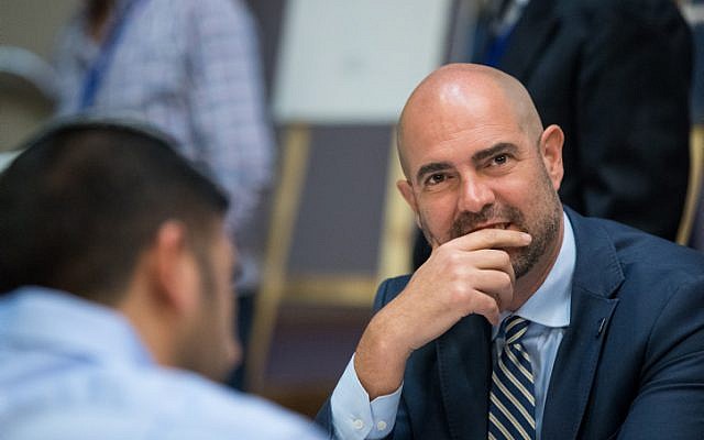 Amir Ohana, mlinistre de la Justice intérimaire le 5 juin 2019, lors d'une réunion du Likud au centre du patrimoine Menachem Begin à Jérusalem, le 11 marsq 2019 (Crédit : Yonatan Sindel/ Flash90) Amir Ohana, mlinistre de la Justice intérimaire le 5 juin 2019, lors d'une réunion du Likud au centre du patrimoine Menachem Begin à Jérusalem, le 11 marsq 2019 (Crédit : Yonatan Sindel/ Flash90)
