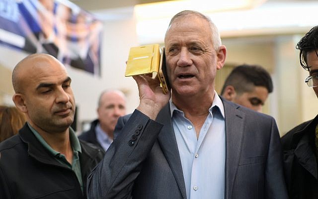 Benny Ganz, chef du parti Kakhol lavan, au téléphone pendant un meeting électoral, à Petah Tikva le 13 mars 2019. (Crédit : Gili Yaari/Flash90)