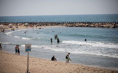 Israéliens et touristes à la plage de Tel Baruch à Tel Aviv, le 10 juillet 2019. (Crédit : Yonatan Sindel/Flash90)