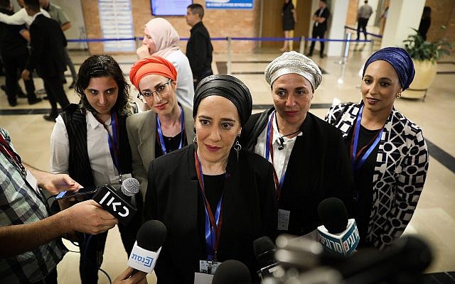 Des femmes du culte Ambash parlent aux journalistes à la Knesset alors qu'elles viennent présenter leur liste électorale à la commission centrale des élections, le 1er août 2019 (Crédit : Noam Revkin Fenton/Flash90) Des femmes du culte Ambash parlent aux journalistes à la Knesset alors qu'elles viennent présenter leur liste électorale à la commission centrale des élections, le 1er août 2019 (Crédit : Noam Revkin Fenton/Flash90)