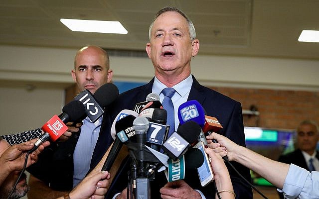 Le leader de Kakhol lavan Benny Gantz s'exprime devant les journalistes à la Knesset alors que son parti soumet sa liste de candidats à la commission centrale électorale, le 1er août 2019 (Crédit : Flash90) Le leader de Kakhol lavan Benny Gantz s'exprime devant les journalistes à la Knesset alors que son parti soumet sa liste de candidats à la commission centrale électorale, le 1er août 2019 (Crédit : Flash90)