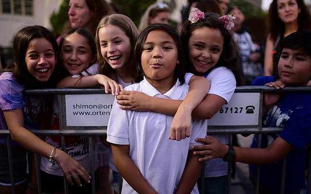 Des travailleurs étrangers et leurs enfants prennent part à une manifestation contre l'expulsion des travailleurs étrangers, à Tel Aviv, le 6 août 2019. (Crédit : Tomer Neuberg/Flash90) Des travailleurs étrangers et leurs enfants prennent part à une manifestation contre l'expulsion des travailleurs étrangers, à Tel Aviv, le 6 août 2019. (Crédit : Tomer Neuberg/Flash90)