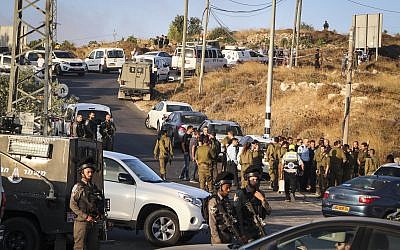 Des forces de sécurité israéliennes à l'endroit où le corps d'un soldat a été retrouvé lardé de coups de couteaux, près de l'implantation de Migdal Oz, en Cisjordanie, le 8 août 2019. (Crédit ;Gershon Elinson/Flash90)
