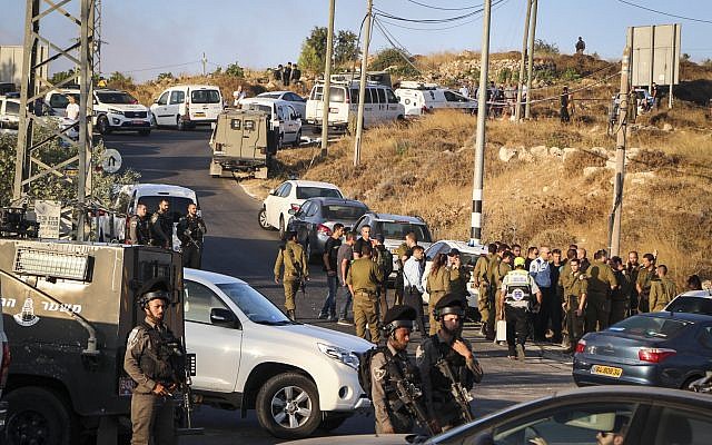 Des forces de sécurité israéliennes à l'endroit où le corps d'un soldat a été retrouvé lardé de coups de couteaux, près de l'implantation de Migdal Oz, en Cisjordanie, le 8 août 2019. (Crédit ;Gershon Elinson/Flash90) Des forces de sécurité israéliennes à l'endroit où le corps d'un soldat a été retrouvé lardé de coups de couteaux, près de l'implantation de Migdal Oz, en Cisjordanie, le 8 août 2019. (Crédit ;Gershon Elinson/Flash90)