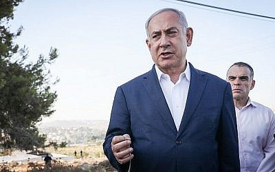 Benjamin Netanyahu près de la scène du meurtre de Dvir Sorek, non loin de l'implantation Migdal Oz dans le Gush Etzion, le 8 août 2019,  (Noam Revkin Fenton/Flash90)