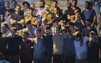 Des amis et des membres de la famille aux funérailles de la victime du terrorisme Dvir Sorek, dans l'implantation d'Ofra en Cisjordanie, le 8 août 2019. (Crédit : Sraya Diamant / Flash90)