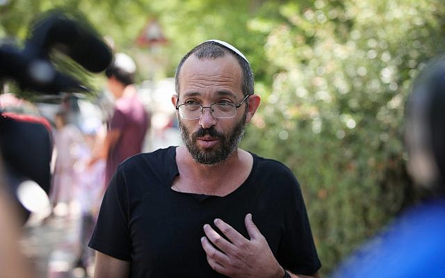 Yoav Sorek, père de Dvir Sorek qui a été assassiné, parle au médias depuis l'implantation d'Ofra, le 9 août 2019. (Crédit : Flash90) Yoav Sorek, père de Dvir Sorek qui a été assassiné, parle au médias depuis l'implantation d'Ofra, le 9 août 2019. (Crédit : Flash90)