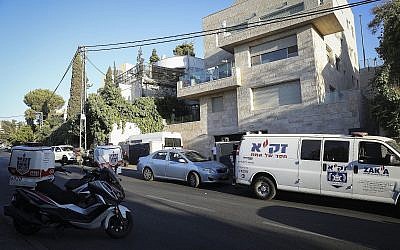 Des équipes médicales au domicile d'un fonctionnaire de mairie qui s'est apparemment suicidé, le 12 août 2019. (Crédit : Noam Revkin Fenton/Flash90)