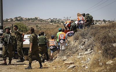La scène d'une attaque à la voiture-bélier aux abords de l'implantation d'Elazar, en Cisjordanie, le 16 août 2019 (Crédit : Gershon Elinson/Flash90)