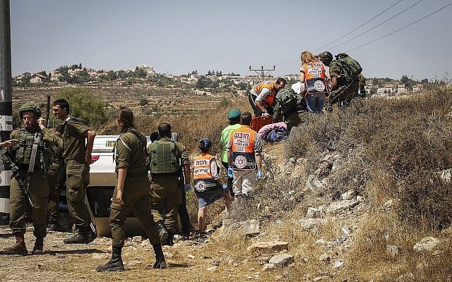 La scène d'une attaque à la voiture-bélier aux abords de l'implantation d'Elazar, en Cisjordanie, le 16 août 2019 (Crédit : Gershon Elinson/Flash90)