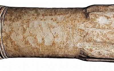 L'autel gravé datant de la fin du 9e siècle ou du début du 8e avant l'ère commune, retrouvé dans un sanctuaire moabite sur le site de Khirbat Atarus, dans le centre de la Jordanie, en 2010. (Autorisation : Adam Bean)
